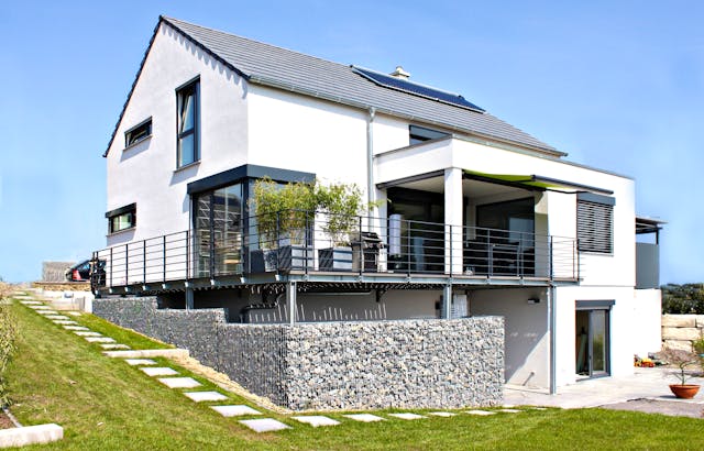 Referenzhäuser wie das schlüsselfertige Satteldachhaus von LEHNER HAUS zeigen, was ein Baupartner auch bei schwierigen Grundstücken in Hanglage umsetzen kann, und lassen erfolgreiche Baufamilien zu Wort kommen.