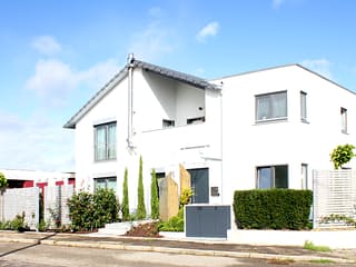 Fertighaus Homestory 173 von LEHNER HAUS - Mehrfamilienhäuser Schlüsselfertig ab 972400€, Satteldach-Klassiker Außenansicht 1