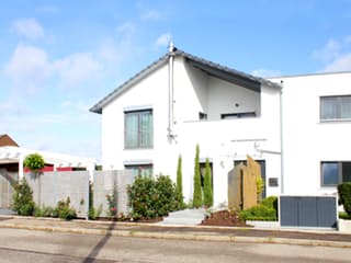 Fertighaus Homestory 173 von LEHNER HAUS - Mehrfamilienhäuser Schlüsselfertig ab 972400€, Satteldach-Klassiker Außenansicht 3