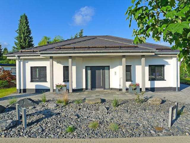 Massivhaus VarioCorner 117 von HSE Massivhaus Schlüsselfertig ab 269740€, Bungalow Außenansicht 1