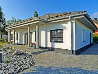 Massivhaus VarioCorner 117 von HSE - Massivhaus Schlüsselfertig ab 269740€, Bungalow Außenansicht 2