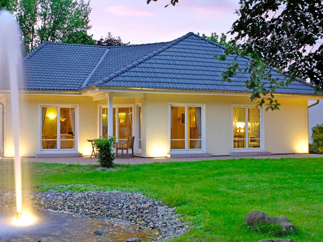 Massivhaus VarioCorner 120 von HSE - Massivhaus Schlüsselfertig ab 248640€, Bungalow Außenansicht 1