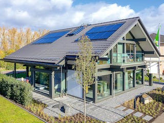 Fertighaus HUF Haus ART 4 Beispiel 6 von HUF HAUS, Fachwerk Außenansicht 2