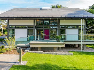 Fertighaus HUF Haus ART 6 Beispiel 7 von HUF HAUS, Fachwerk Außenansicht 2