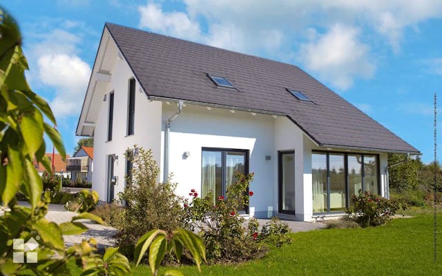 Schlüsselfertiges Satteldachhaus mit Schleppdach über Erker