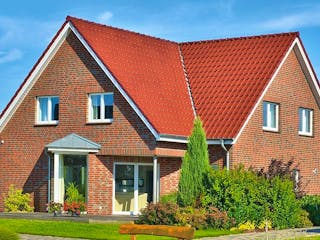 Massivhaus HELMA-Musterhaus in Lehrte (Bremen) von HELMA MASSIVHAUS,  Außenansicht 1