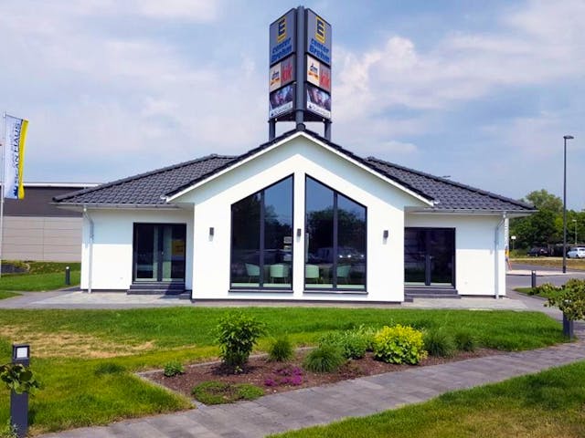 Fertighaus Musterhaus Berlin-Mahlsdorf - SH 136 WB VAR. D1 von ScanHaus Marlow, Bungalow Außenansicht 1