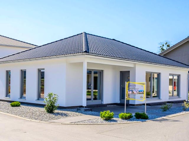 Fertighaus Musterhauscenter Dresden - SH 117 B - VAR. A1 von ScanHaus Marlow, Bungalow Außenansicht 1