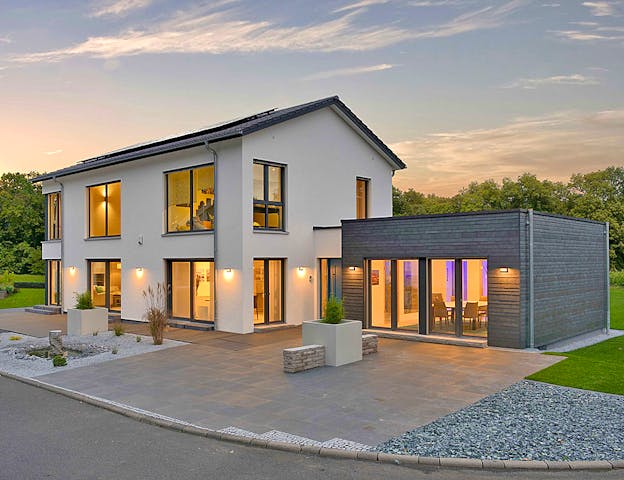 Elegantes modernes Holzhaus mit Satteldach und Putz, kubusförmiger Anbau mit Holzfassade von Kampa