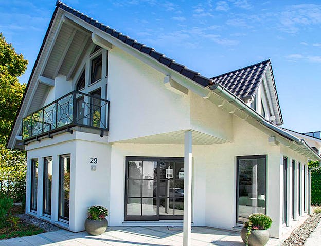 Das Einfamilienhaus mit Satteldach MAGOS, gebaut als Musterhaus in Mannheim, könnte direkt aus dem Hausbau-Katalog von KAMPA stammen und zeigt genau wie ein Fertighaus im Katalog beispielhaft, was möglich ist.