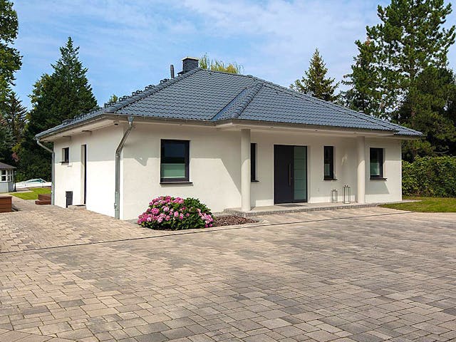 Massivhaus Valentin von KBS Bau, Bungalow Außenansicht 1