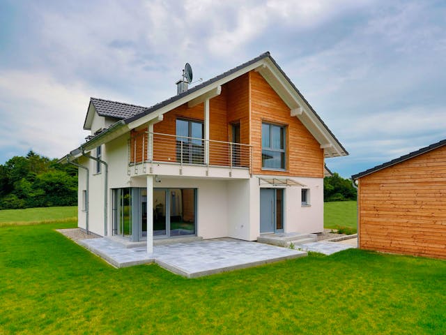 Fertighaus Haus Smilla von Fertighaus WEISS Schlüsselfertig ab 471286€, Satteldach-Klassiker Außenansicht 1