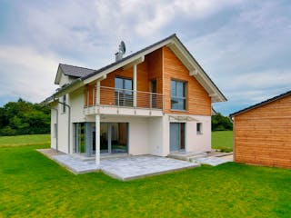 Fertighaus Haus Smilla von Fertighaus WEISS Schlüsselfertig ab 500920€, Satteldach-Klassiker Außenansicht 1