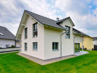 Fertighaus Haus Smilla von Fertighaus WEISS Schlüsselfertig ab 500920€, Satteldach-Klassiker Außenansicht 2