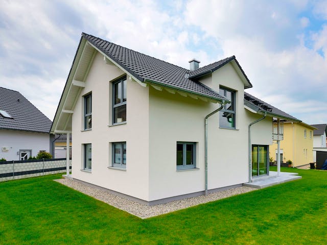 Fertighaus Haus Smilla von Fertighaus WEISS Schlüsselfertig ab 471286€, Satteldach-Klassiker Außenansicht 2