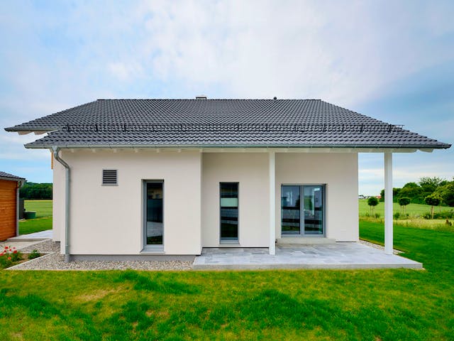 Fertighaus Haus Smilla von Fertighaus WEISS Schlüsselfertig ab 471286€, Satteldach-Klassiker Außenansicht 3