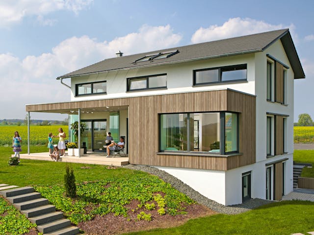 Modernes Holzhaus mit Satteldach, großen Fensterflächen und einer harmonisch verbundenen Holz- und Putzfassade