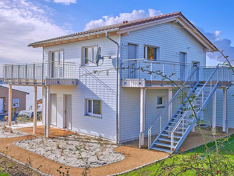 Dienstleister Kunze Zimmerei Blaues Haus mit Holzfassade von der Kunze Zimmerei