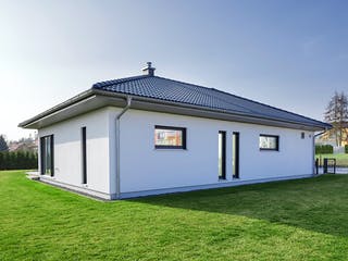 Fertighaus Bungalow Walmdach 130 von LUXHAUS, Bungalow Außenansicht 1