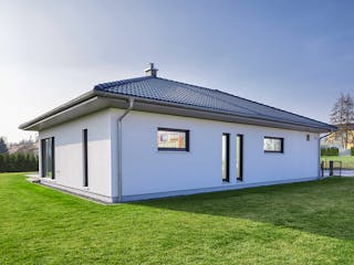 Fertighaus Bungalow Walmdach 130 von LUXHAUS, Bungalow Außenansicht 2