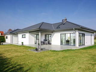 Fertighaus Bungalow Walmdach 130 von LUXHAUS, Bungalow Außenansicht 2