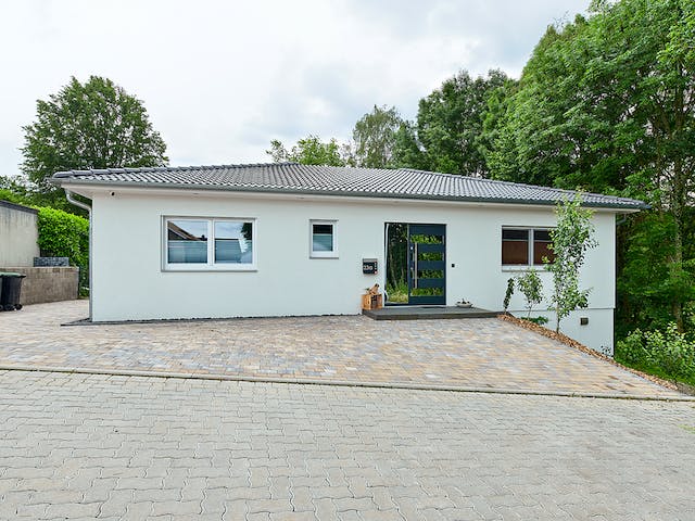 Fertighaus Bungalow Walmdach 172 von LUXHAUS, Bungalow Außenansicht 2