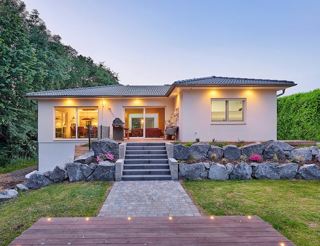 Bungalow mit aufwendiger Außenanlage und Tiefgarage von LUXHAUS