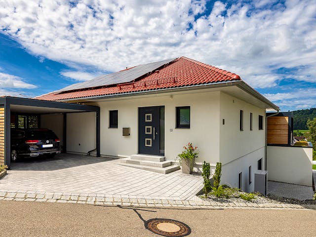 Fertighaus Bungalow Walmdach 226 von LUXHAUS, Bungalow Außenansicht 1