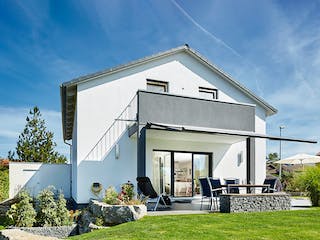 Fertighaus Satteldach Landhaus 143 von LUXHAUS, Satteldach-Klassiker Außenansicht 2