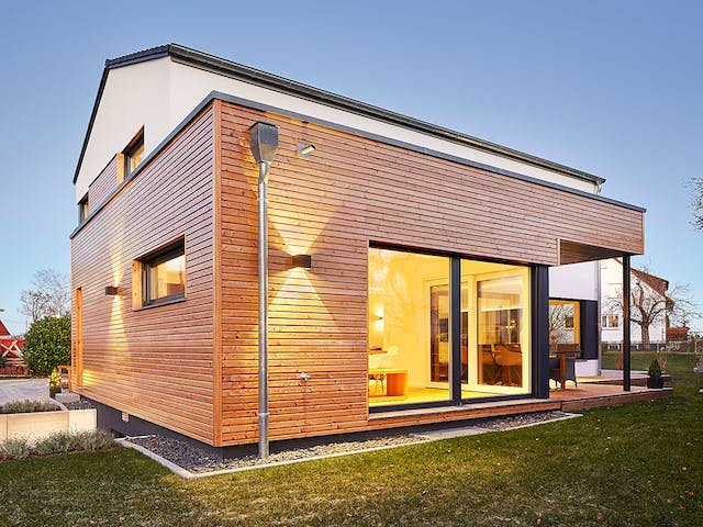 Fertighaus Satteldach Landhaus 207 von LUXHAUS, Satteldach-Klassiker Außenansicht 2