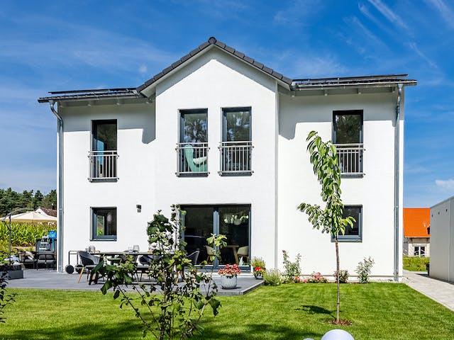 Fertighaus Satteldach Landhaus 192 von LUXHAUS, Satteldach-Klassiker Außenansicht 1