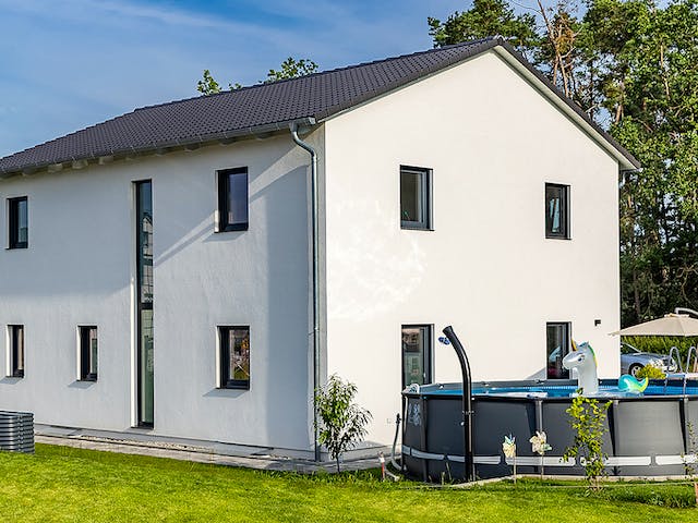 Fertighaus Satteldach Landhaus 192 von LUXHAUS, Satteldach-Klassiker Außenansicht 2