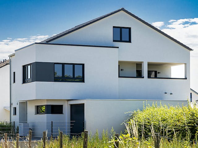 Fertighaus Satteldach Modern 164 von LUXHAUS, Satteldach-Klassiker Außenansicht 3