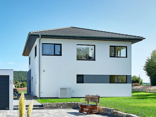 Fertighaus Walmdach 160 von LUXHAUS, Stadtvilla Außenansicht 2