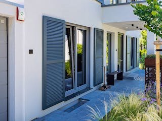 Fertighaus Walmdach 163 von LUXHAUS, Stadtvilla Außenansicht 3