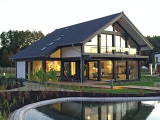 Fertighaus Ästhetik - Musterhaus Günzburg von Meisterstück-HAUS Schlüsselfertig ab 688732€, Fachwerk Außenansicht 2