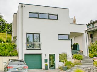 Massivhaus Elegantes Flachdachhaus am Hang von Massivhaus Rhein Lahn, Cubushaus Außenansicht 1