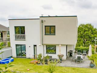 Massivhaus Elegantes Flachdachhaus am Hang von Massivhaus Rhein Lahn, Cubushaus Außenansicht 2