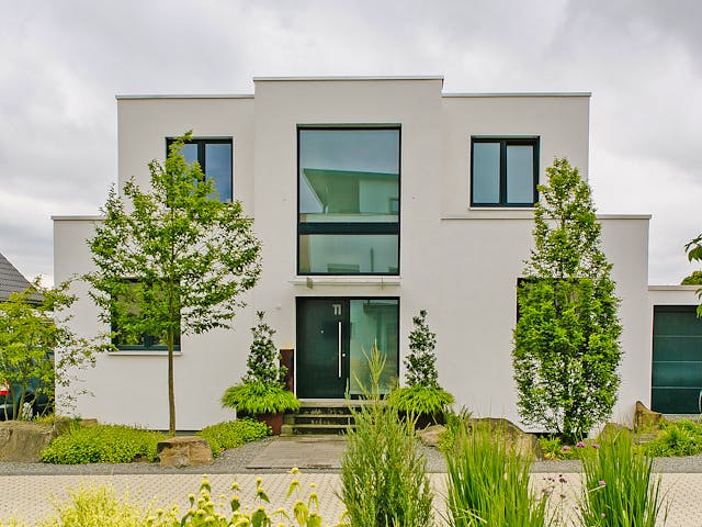 Massivhaus Flachdachhaus mit Wow-Effekt von Massivhaus Rhein Lahn, Cubushaus Außenansicht 1