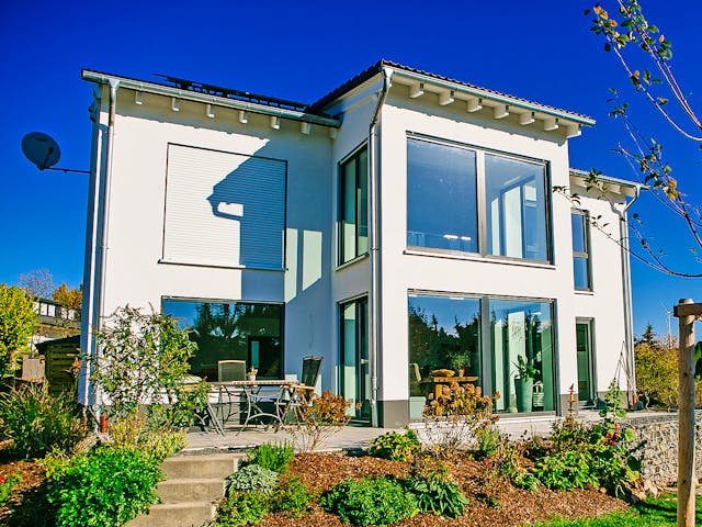 Massivhaus Attraktives Haus mit versetztem Pultdach von RheinMassiv Massivhäuser, Pultdachhaus Außenansicht 1