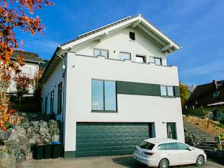 Massivhaus Satteldachhaus am Hang von RheinMassiv Massivhäuser, Satteldach-Klassiker Außenansicht 2