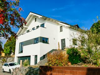 Massivhaus Satteldachhaus am Hang von RheinMassiv Massivhäuser, Satteldach-Klassiker Außenansicht 3