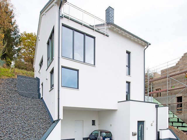 Massivhaus Wohntraum in extremer Hanglage von RheinMassiv Massivhäuser, Satteldach-Klassiker Außenansicht 1