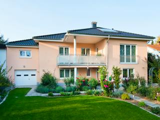 Massivhaus Bungalow mit Keller von RheinMassiv Massivhäuser, Bungalow Außenansicht 2