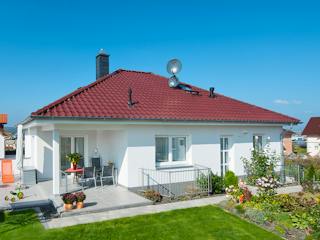 Massivhaus Großzügig und hell von RheinMassiv Massivhäuser, Stadtvilla Außenansicht 2