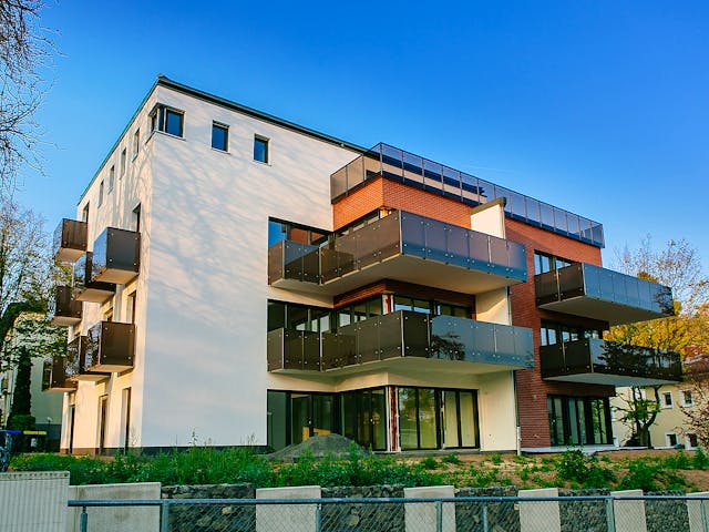 Massivhaus Mehrfamilienhaus mit Luxus und Eleganz von RheinMassiv Massivhäuser, Stadtvilla Außenansicht 1