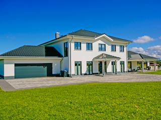 Massivhaus Repräsentativ, luxuriös und mit besonders viel Platz von RheinMassiv Massivhäuser, Stadtvilla Außenansicht 2