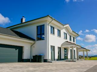 Massivhaus Repräsentativ, luxuriös und mit besonders viel Platz von RheinMassiv Massivhäuser, Stadtvilla Außenansicht 3