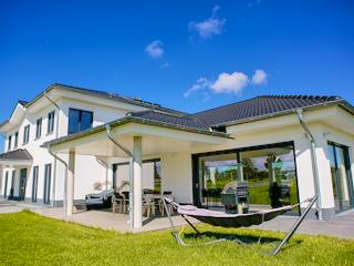 Massivhaus Repräsentativ, luxuriös und mit besonders viel Platz von RheinMassiv Massivhäuser, Stadtvilla Außenansicht 4