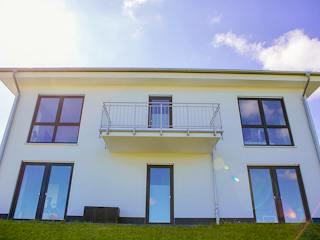 Massivhaus Repräsentativ, luxuriös und mit besonders viel Platz von RheinMassiv Massivhäuser, Stadtvilla Außenansicht 7